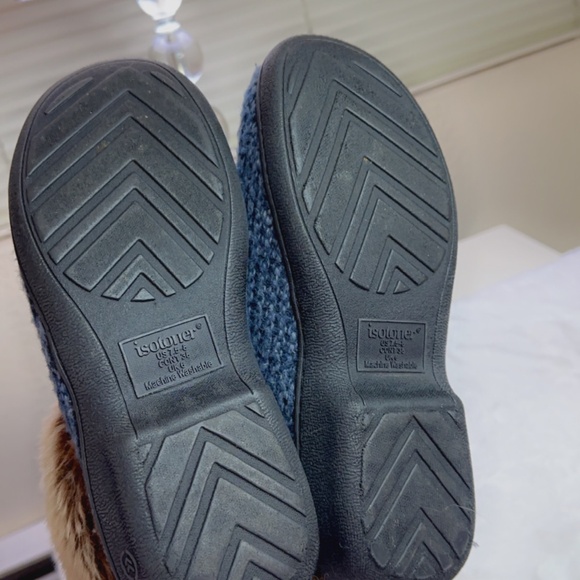 ISOTONER WOMEN'S SIZE 7.5-8 blue FAUX FUR SLIPPER BOOTIES - Picture 3 of 4